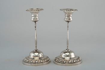 ETT PAR LJUSSTAKAR, silver. O.W. Kjellberg Västerås 1839. Höjd 16,5 cm, vikt 350 g.