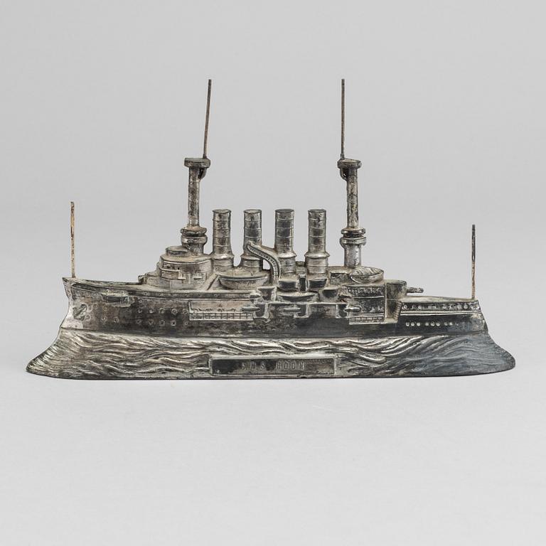 SPARBÖSSA, METALL. "S.M.S. Roon" 1900-talets första del.