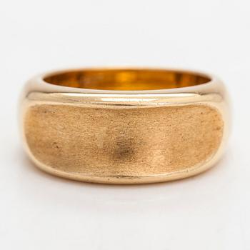 An 18K gold ring.