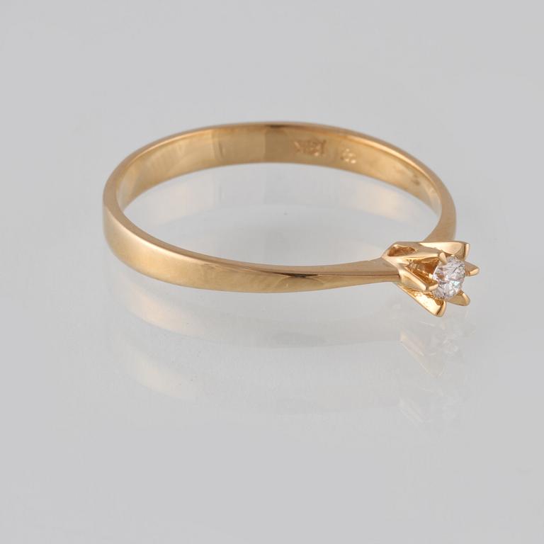 RING, 18K guld med briljantslipad diamant 0.08 ct, kattfotstämplad. Vikt 2,3 gram.