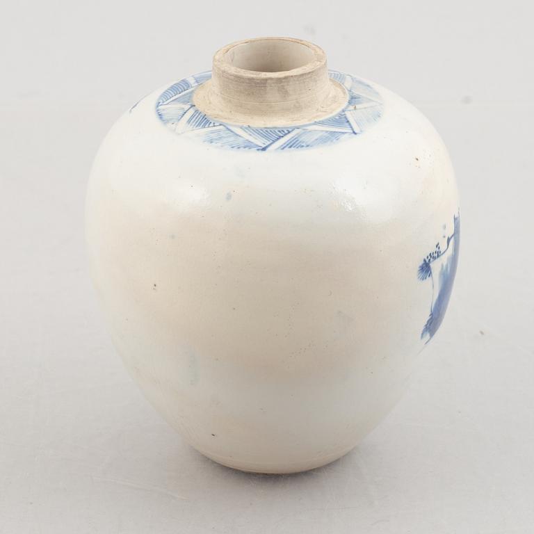 A Chinese blue and white porcelain tea caddie, Qing dynasty.