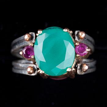 RING, silver med gröna och röda fasettslipade stenar. Vikt ca 10 g.