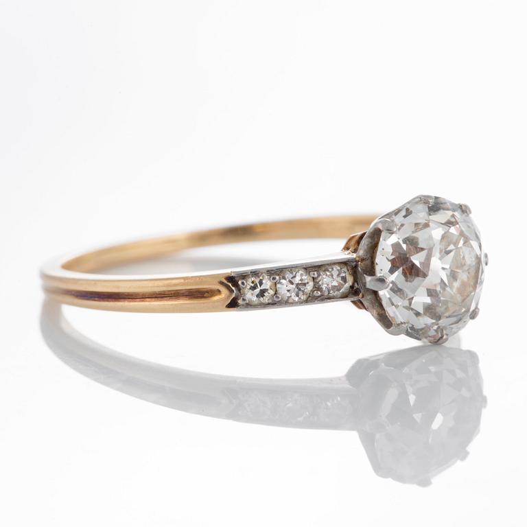 A ring set with an old-cut diamond ca 1 ct, quality ca K/L si-i, and round brilliant-cut diamonds.