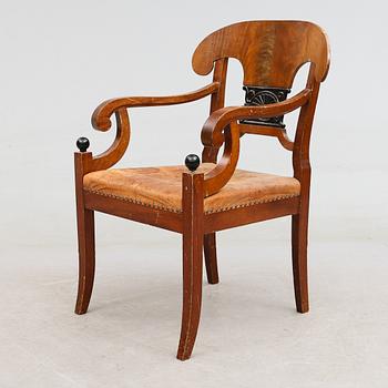 SKRIVSTOL, Karl Johan-stil, 1900-talets första hälft.
