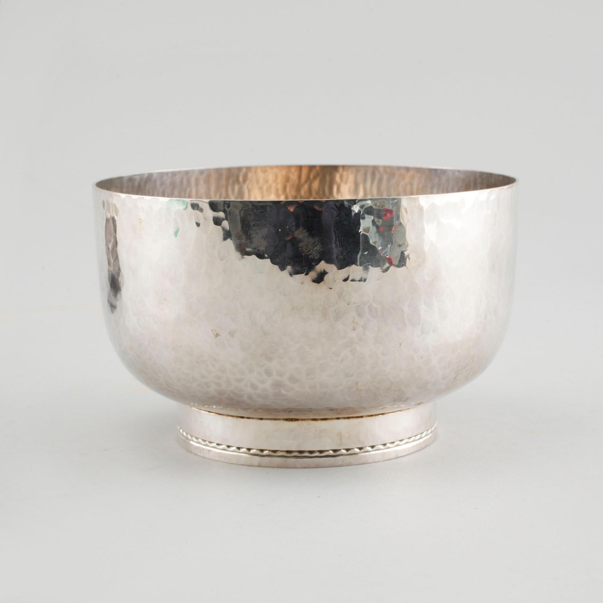 A 20th century silver box and bowl from England and Sweden, total weight 430 g.