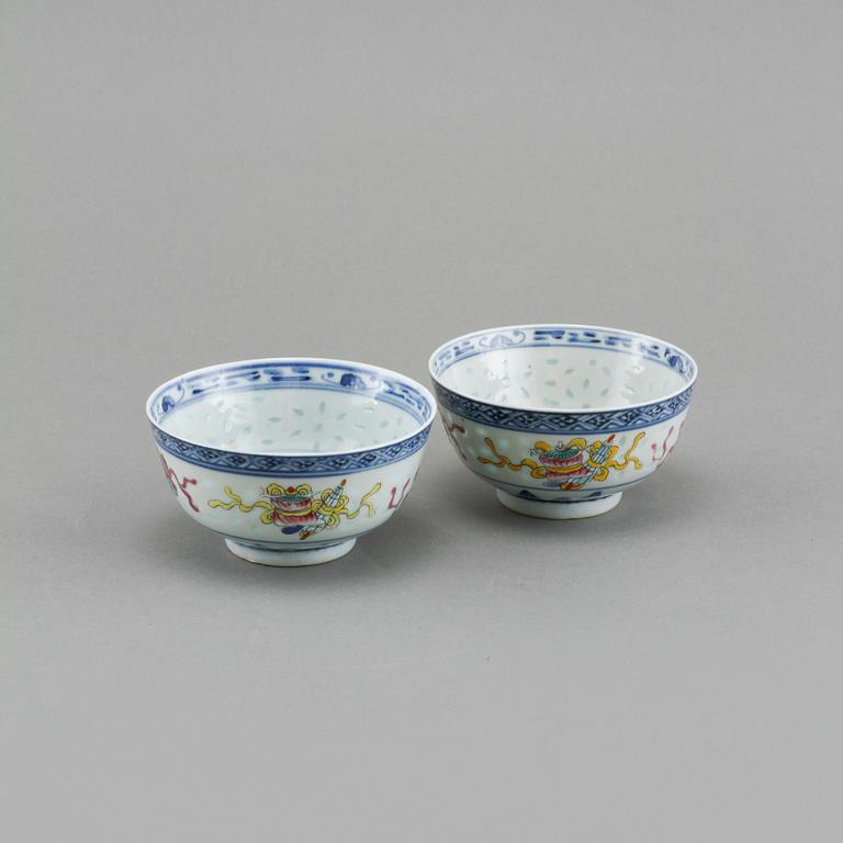 BOWLS, a pair, porcelain, China, 20:th century.
