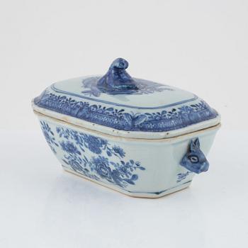 A blue and white tureen with cover, Qing dynasty, Qianlong (1736-95).