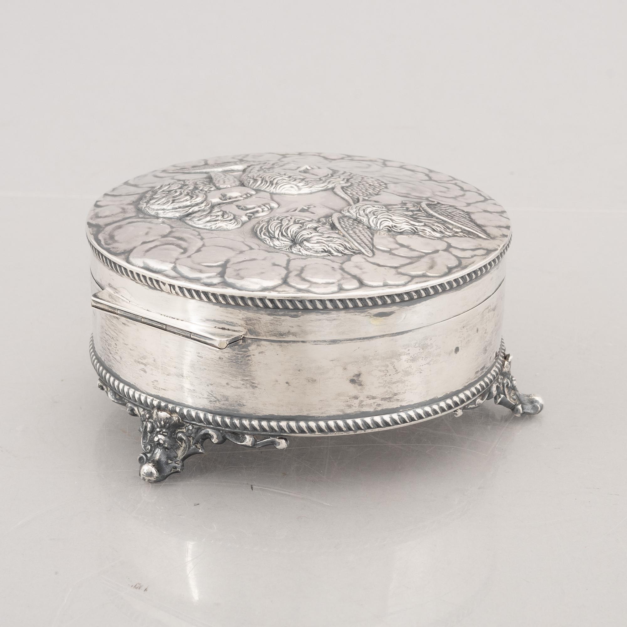 An English Silver Box, mark of William Aitken, Birmingham 1905.