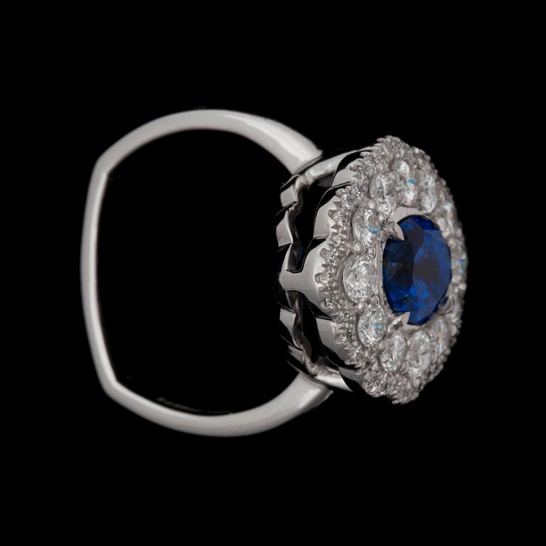 RING med obehandlad safir 2.65 ct. med briljantslipade diamanter totalt ca 1.20 ct.