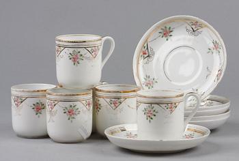 KAFFEKOPPAR MED FAT, 6 st, porslin, Kusnetzoff, Ryssland, sent 1800-tal.