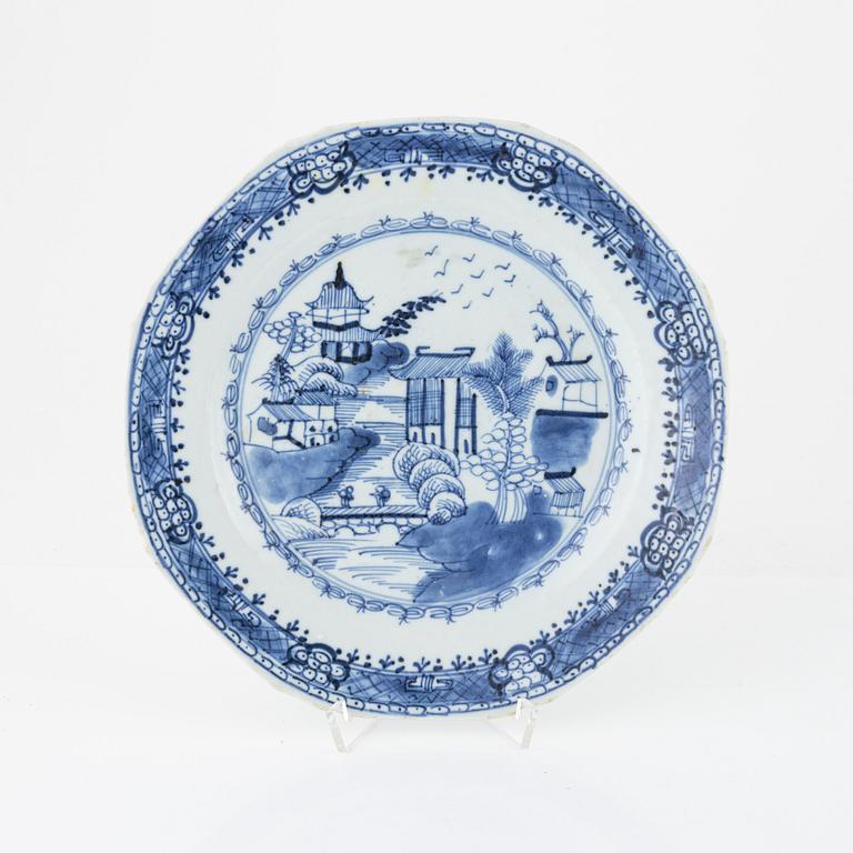 Tallrikar, 11 stycken samt flaska, porslin. Qingdynastin, 1800-tal.