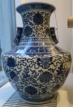 A large blue and white vase, late Qing dynasty (1644-1912).