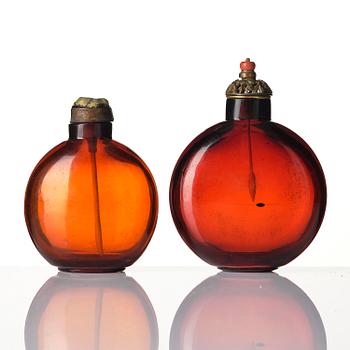 A set of two large glass snuff bottles, late Qing dynasty, circa 1900.