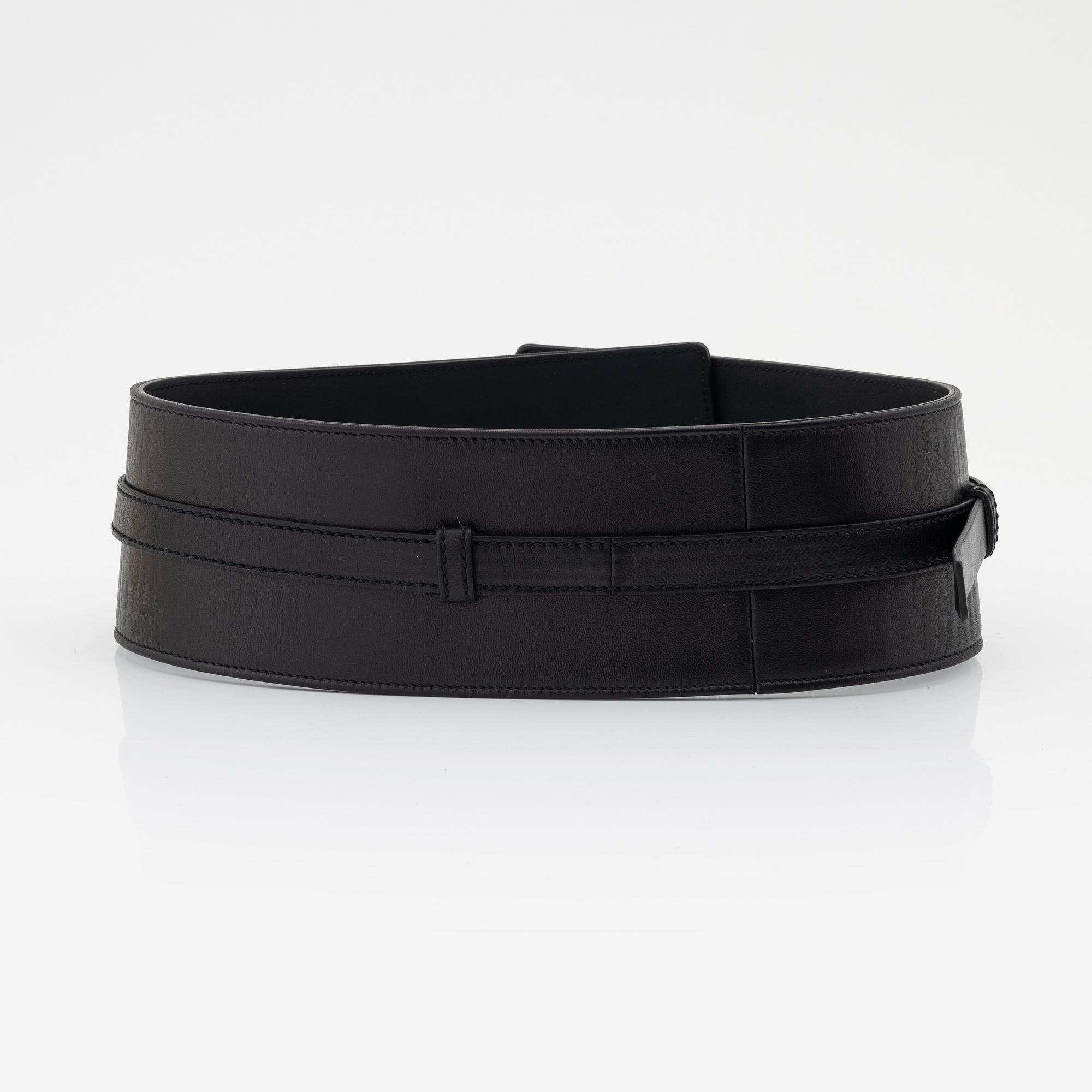 Yves Saint Laurent, a black leather and buckle belt, size 70.