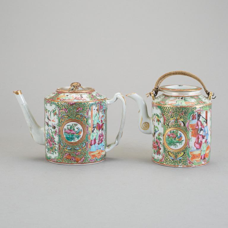 TEKANNOR, 2 st, porslin, Kina, omkring 1900.