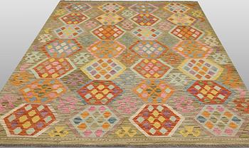 A Kilim rug, approx. 258 x 190 cm.