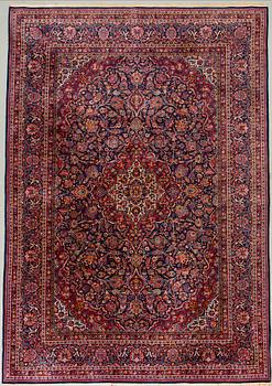 A CARPET, a semi-antique Kashan, ca 314 x 214 cm.