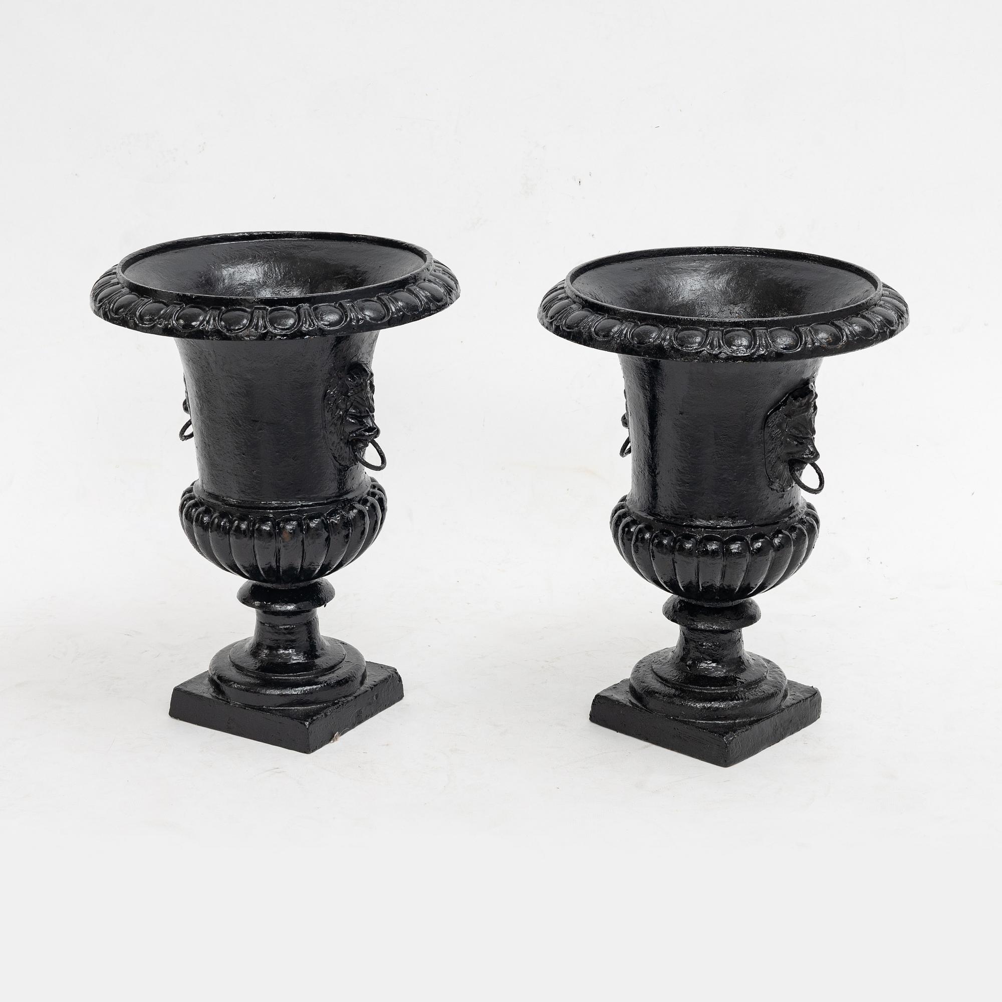 Trädgårdsurnor, ett par, gjutjärn, 1900-tal .