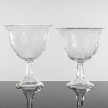 LISA BAUER, skålar på fot, 2 st, glas, signerade, Kosta, 1979.