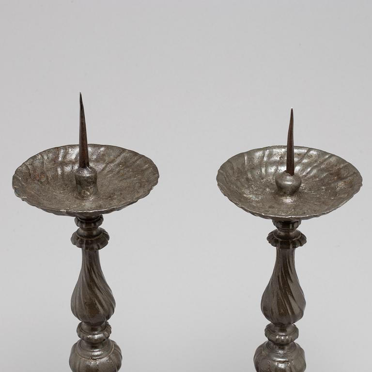 LJUSSTAKAR, ett par, tenn, 1600-/1700-tal.