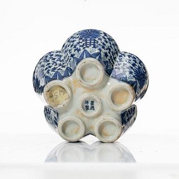 A blue and white tulip vase, Qing dynasty, circa 1900.