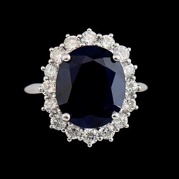 RING, 10K guld, safir ca 6.00 ct, 16 briljantslipade diamanter tot ca 1.07 ct.