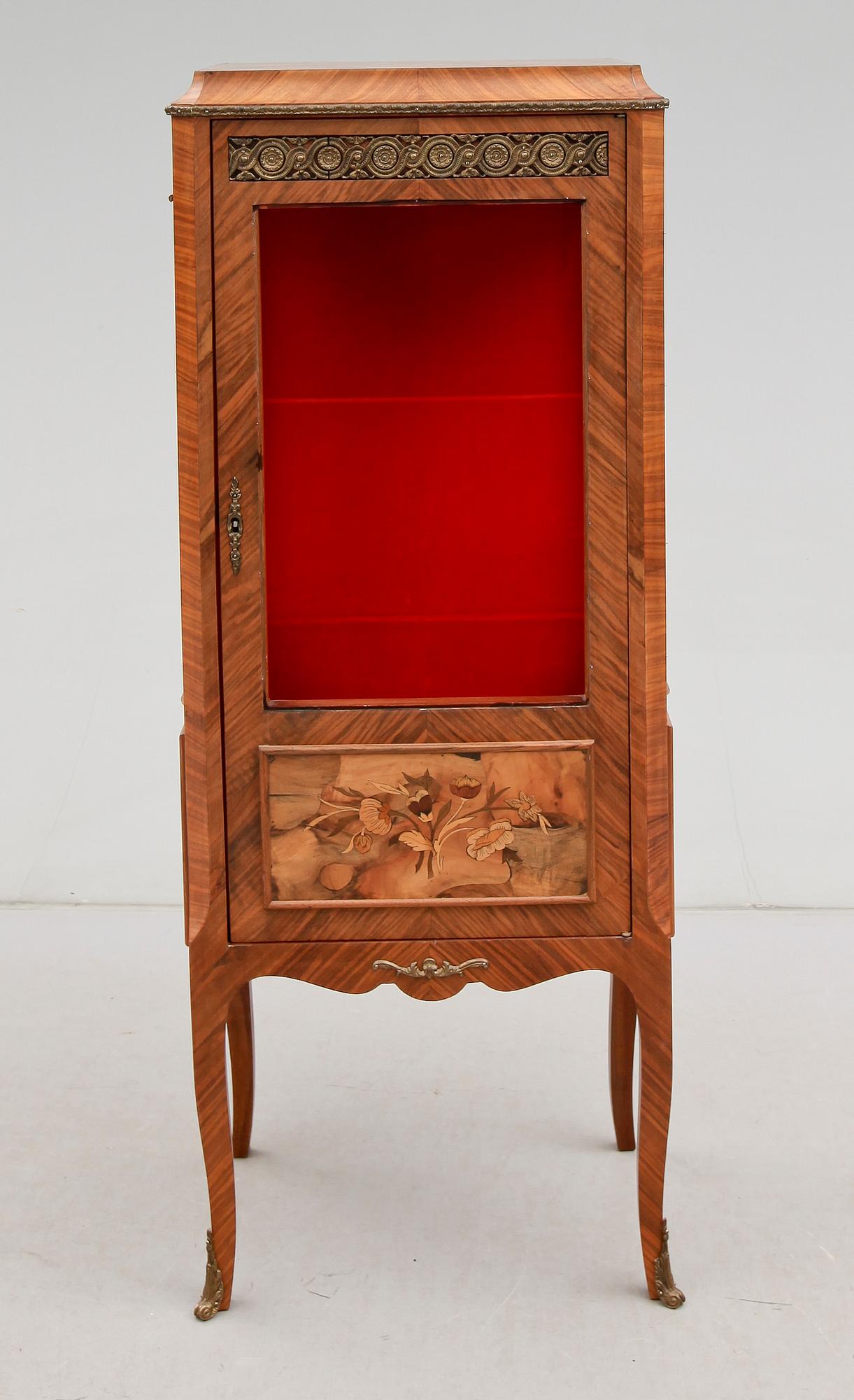 VITRINSKÅP, gustaviansk stil, 1900-talets mitt.