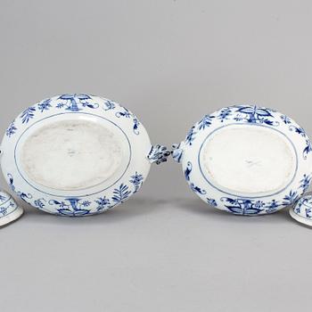 TERRINER med LOCK, 2 st, porslin. "Lökmönstret", Meissen, Tyskland, 1900-tal.
