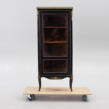 A Louis XVI-style display cabinet, around 1900.