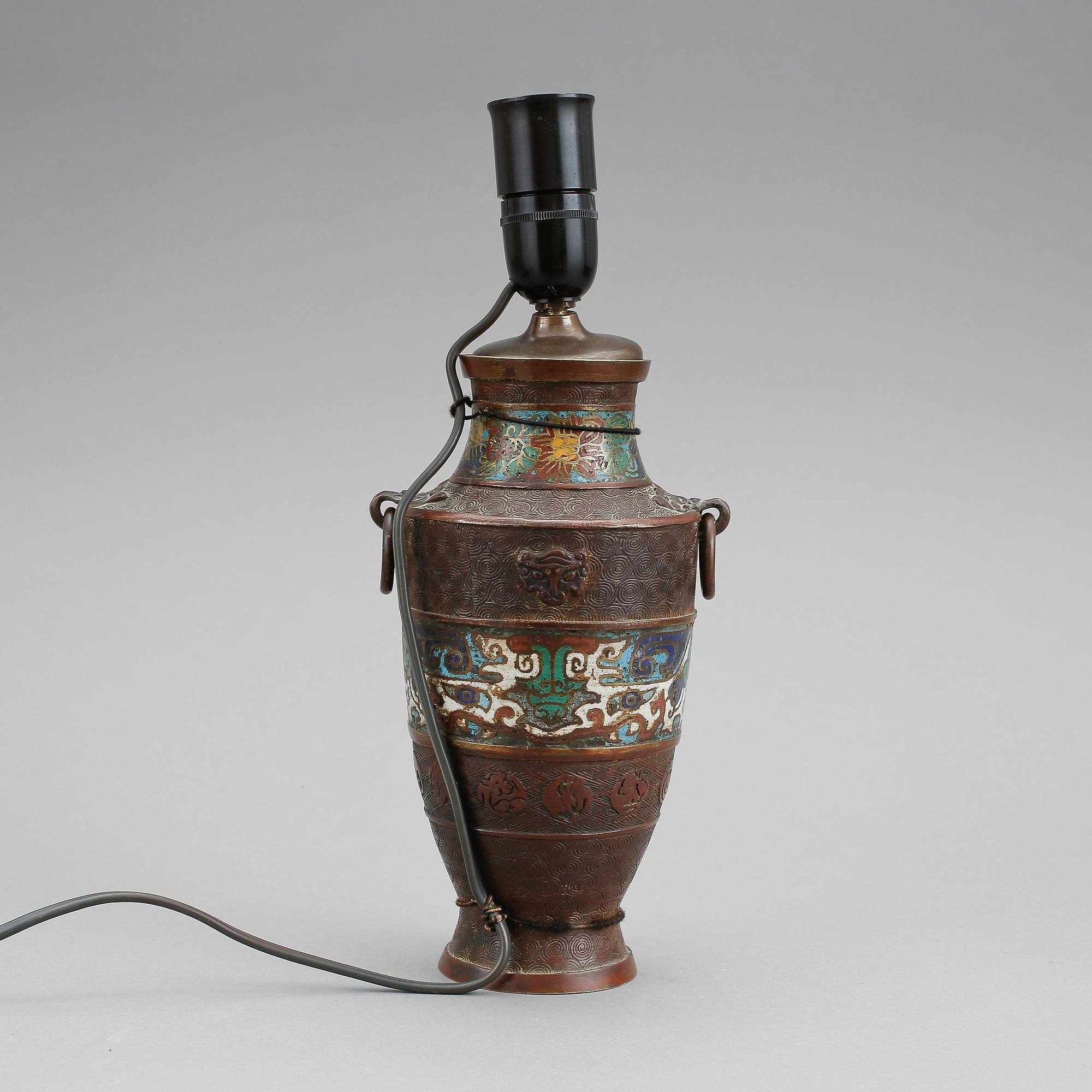 BORDSLAMPA/VAS, brons, cloisonne, Kina omkring sekelskiftet 1900.