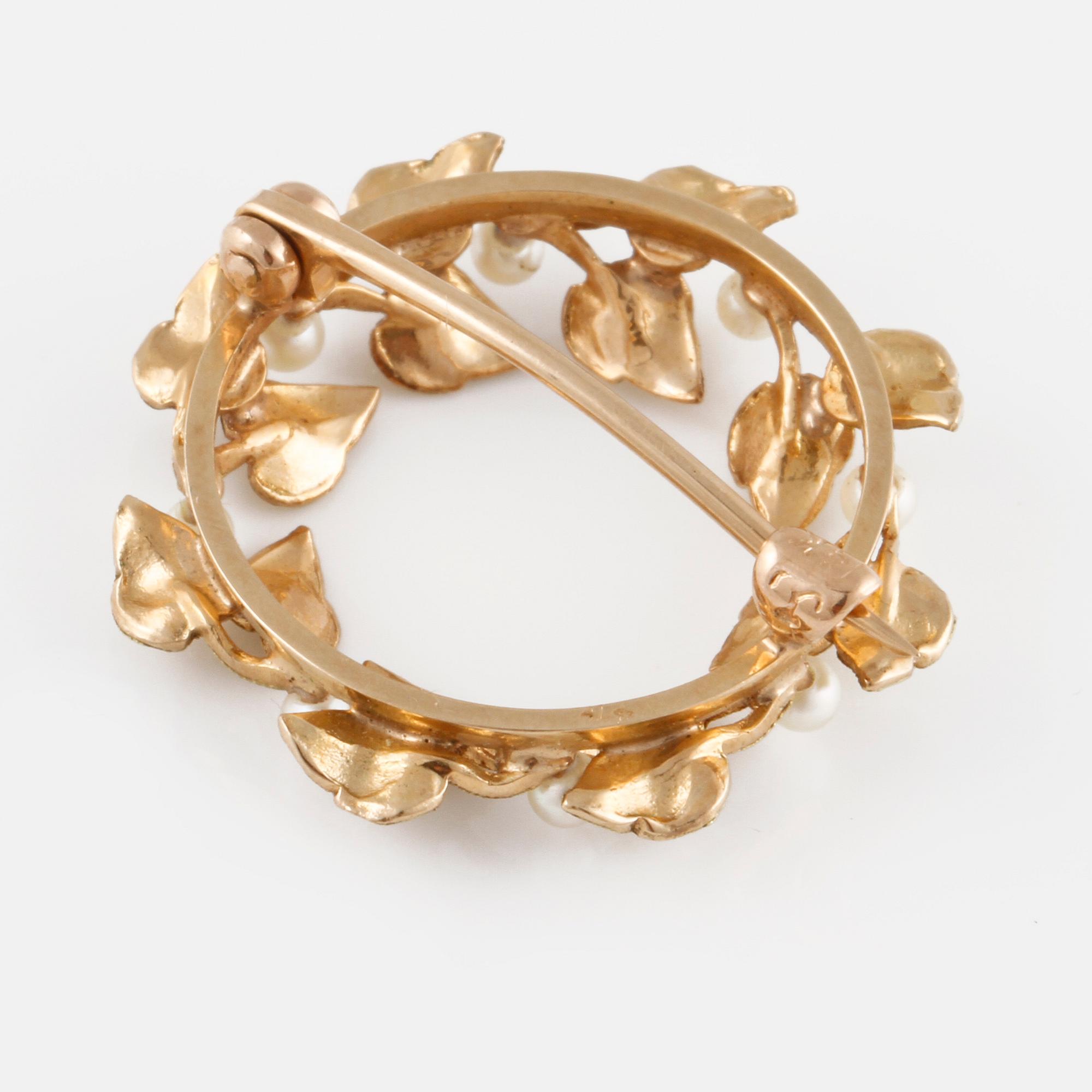 BROSCH, 14K guld med 8 odlade pärlor. Vikt 3,1 gram.