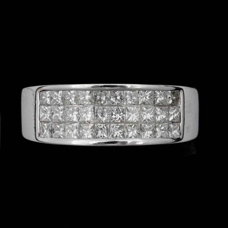 RING, 18k vitguld med 30 princesslipade diamanter tot ca1,50ct. 2000-tal. Vikt 6,5g.