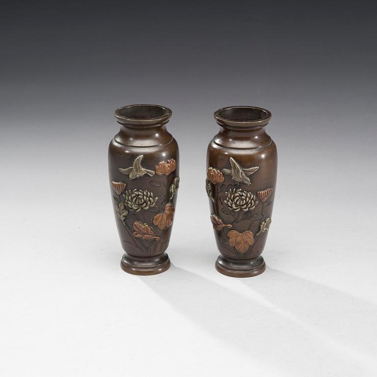 VASER, 2 st, metallegering, orientaliska, sekelskiftet 1800/1900.