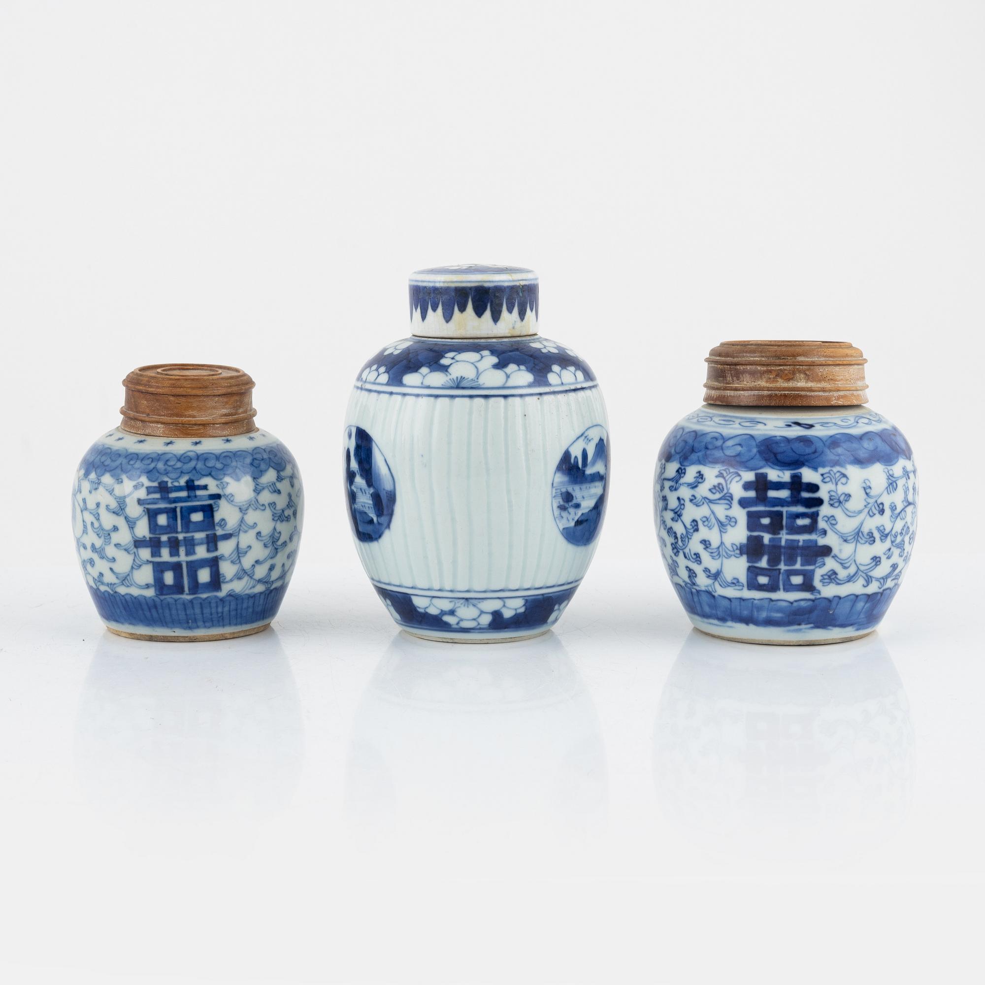 Tallrikar, 3 st, skålfat samt bojaner, 3 st, porslin, Kina, 1700-1900-tal.