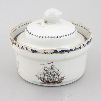 Tallrikar fyra stycken samt smörask med lock, kompaniporslin, Qingdynastin, Jiaqing (1796-1820).