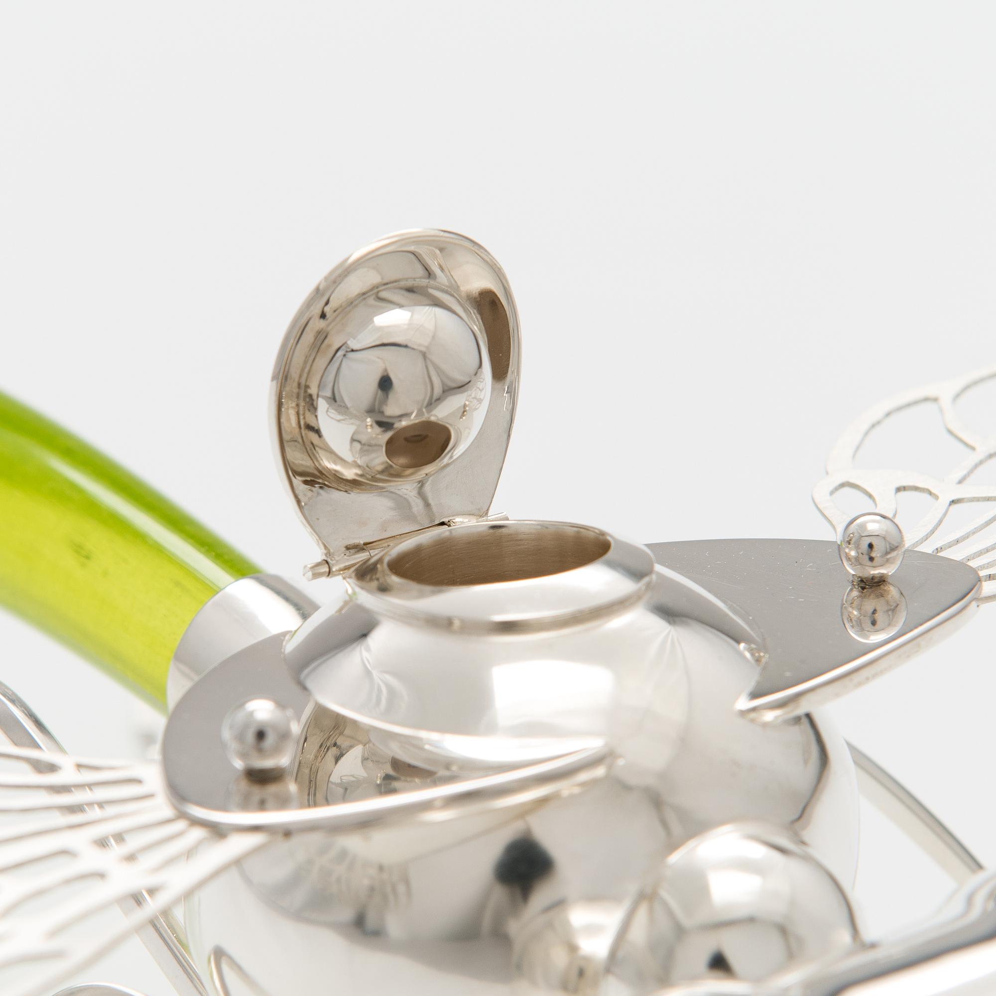 A sterling silver and glass oil decanter. Ru Runeberg 2015.