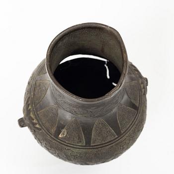 A bronze vase, late Ming dynasty, 17th century.