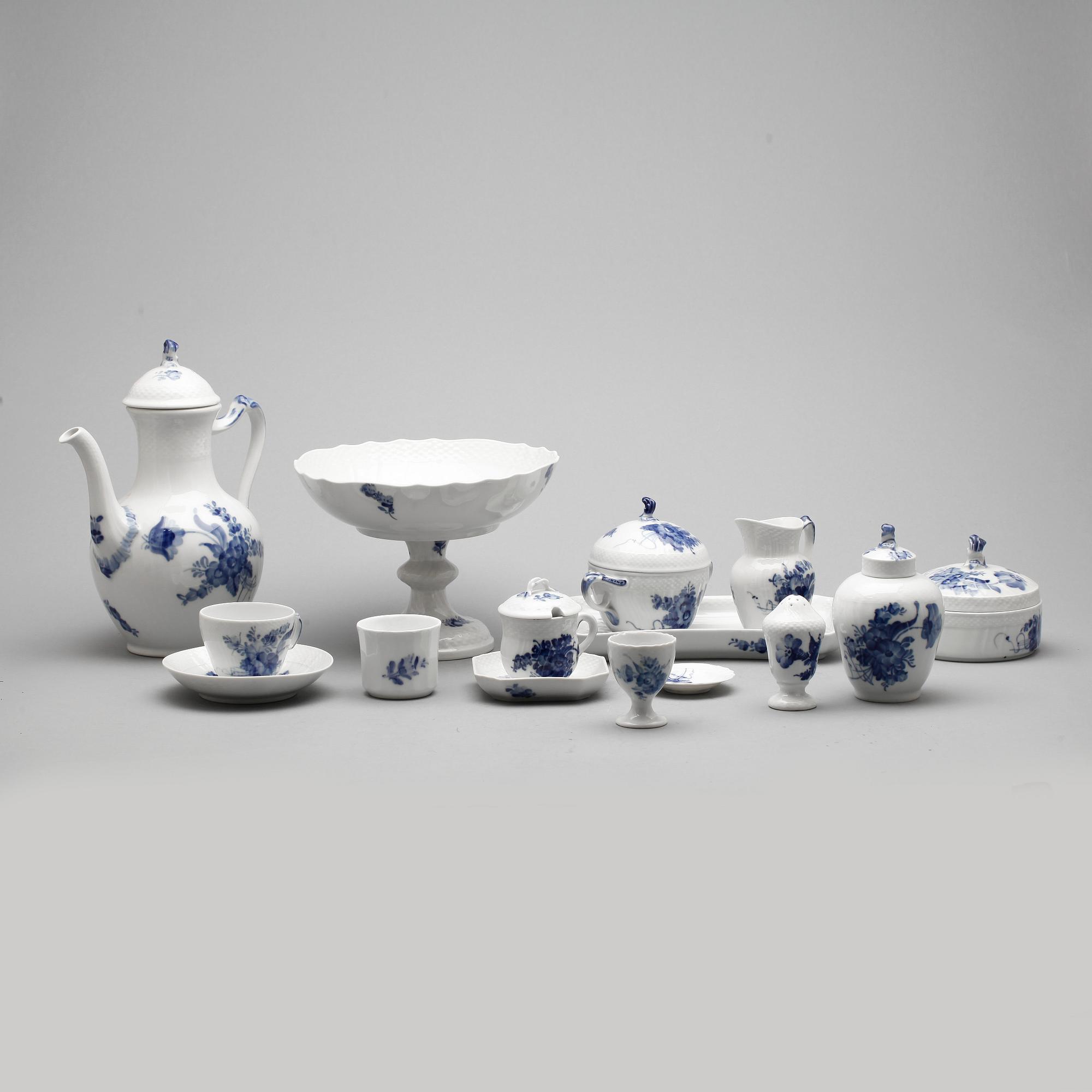 KAFFESERVIS, 31 delar, porslin, "Blå blomster", Royal Copenhagen, 1900-tal.