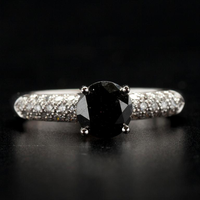 RING, vitguld 18K, svart diamant 1,15 ct, små diamanter tot. 0,40 ct. Vikt 3,5 g.