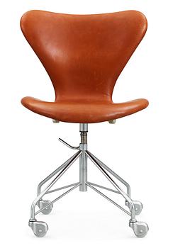 An Arne Jacobsen 'Series 7' desk chair by Fritz Hansen, Denmark, 1960's.