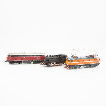 Märklin, 4 pcs. locomotives, including model 3031 and 3074, 6 cars of various models.