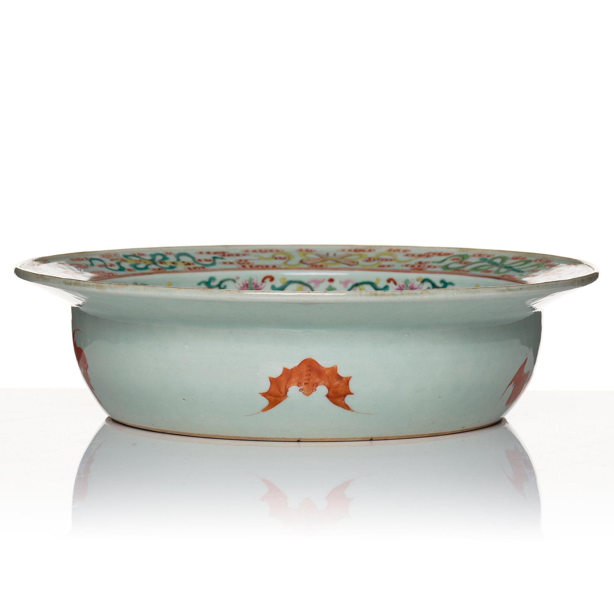 A large famille rose basin, Qing dynasty, 19th Century.