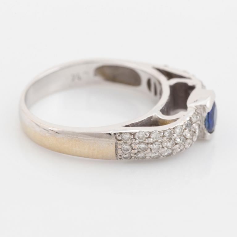 Ring med safir och  briljantslipade diamanter.
