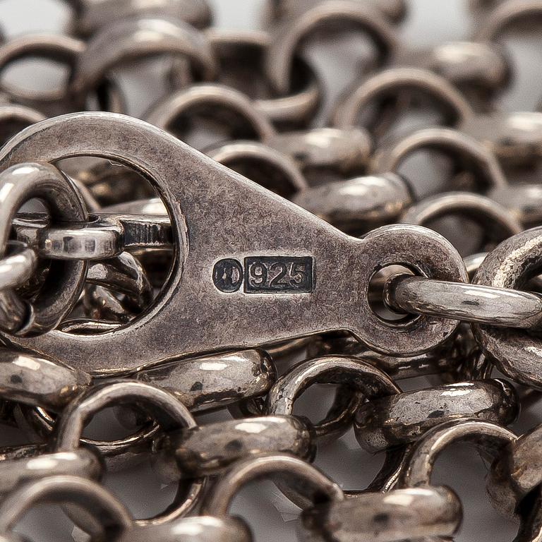 Kaulakoru "Paratiisi", sterlinghopeaa. Kalevala Koru, Helsinki 1999.