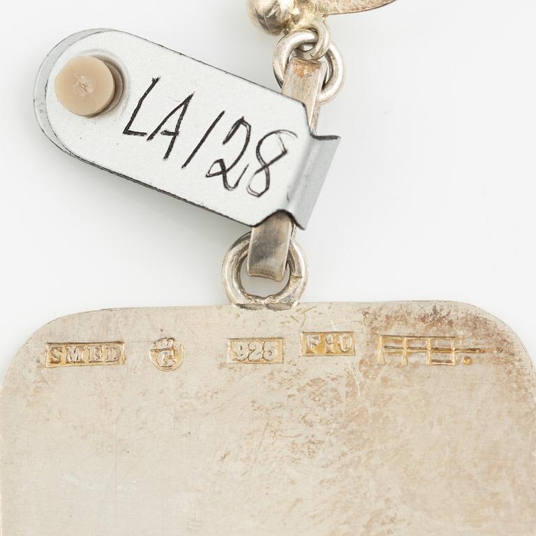 Lars Arby, två par örhängen och en brosch, sterlingsilver, Göteborg 1969, 1970 och 1980.