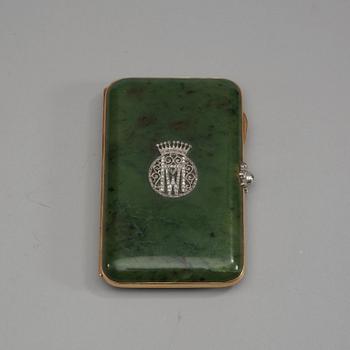 1046. An early 20th century nefrit, gold and dimond cigarette-case, unmarked.