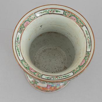 A Canton porcelain vase, China, Qing dynasty, around 1900.