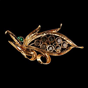 BROSCH, 18k guld med smaragder och cabochonslipade stjärnsafirer, 1900-tal. Vikt 11 g.
