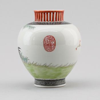 VAS, porslin, Kina, 1900-/2000-tal.