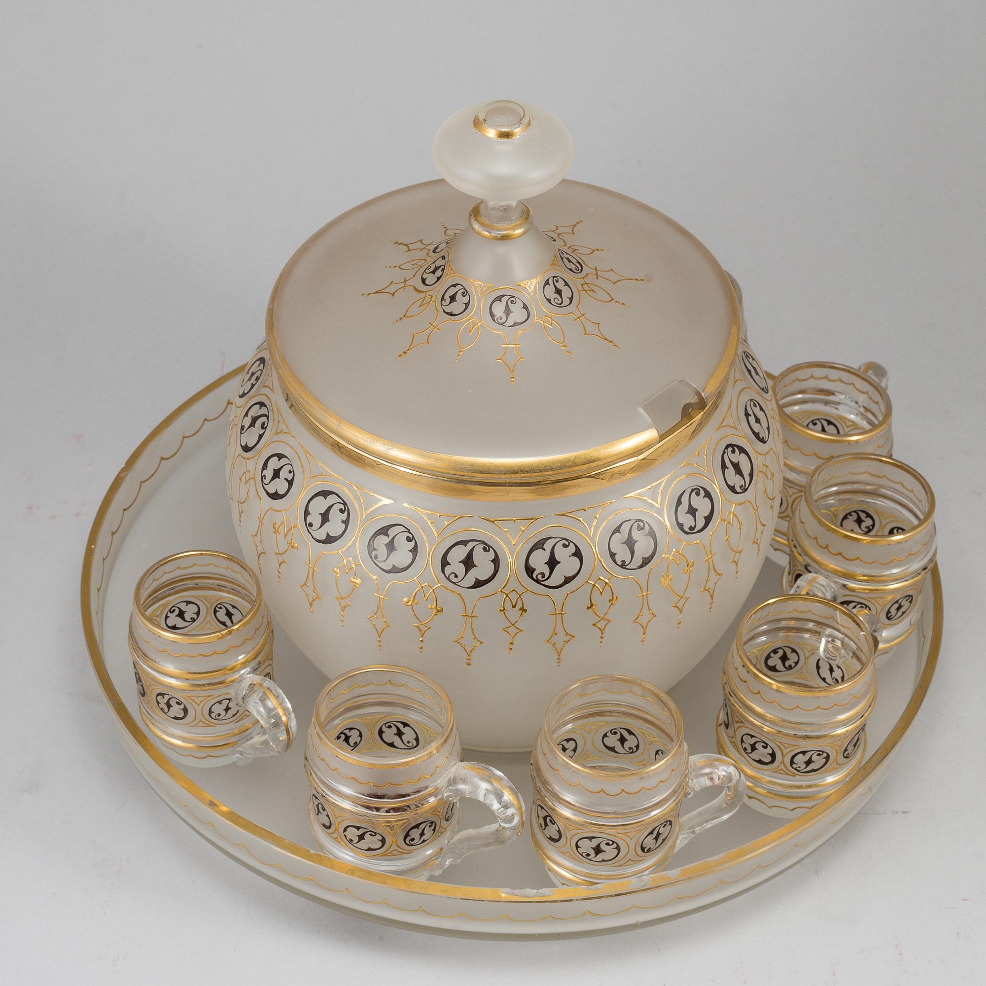BÅLSKÅL med LOCK samt MUGGAR, 8 stycken samt FAT, frostat glas, 1800-talets mitt.
